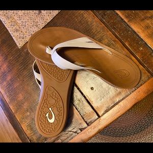 Olukai Kaekae cream leather flip flops. Size 9.